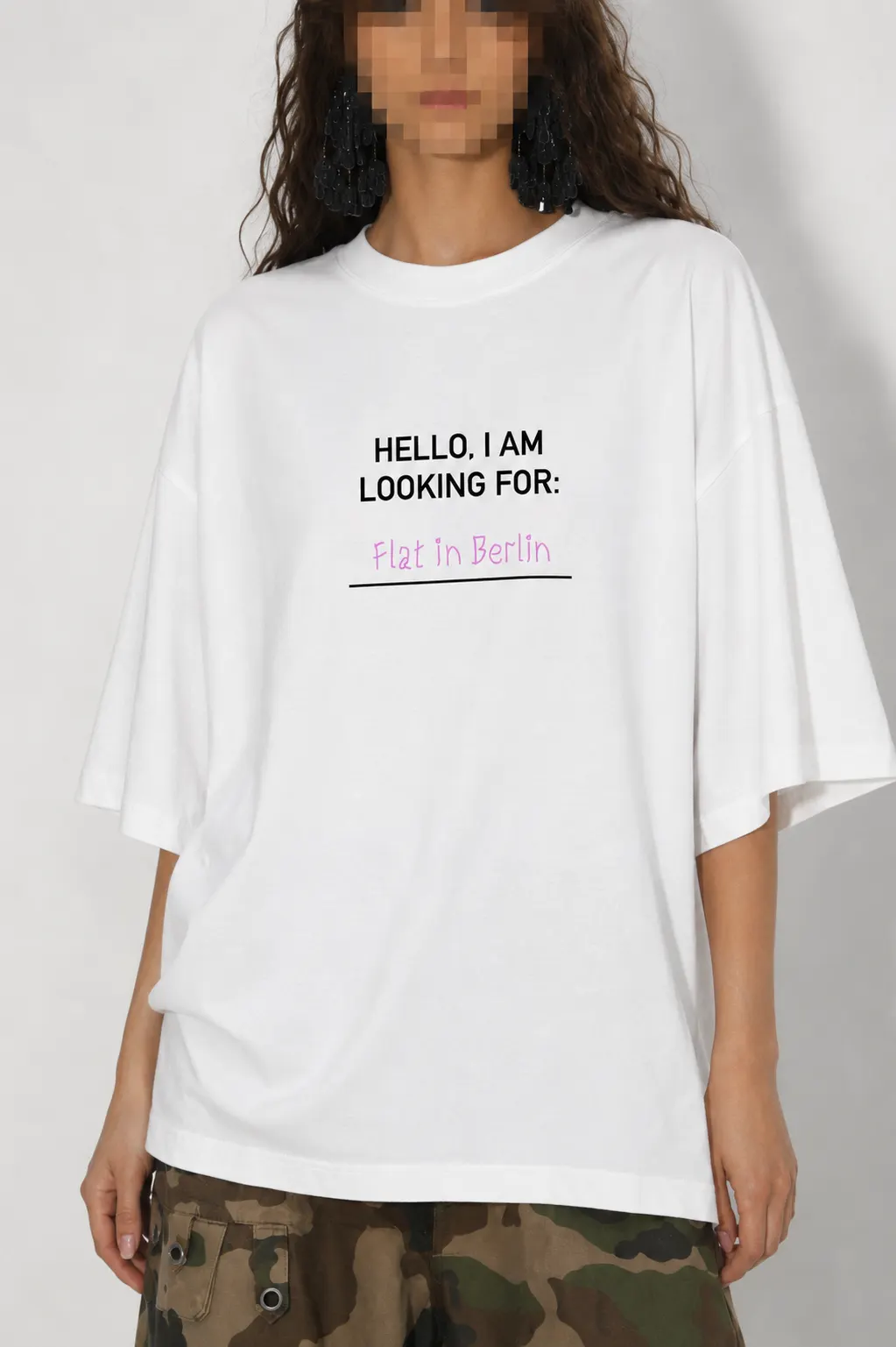 Model wearing the ?Flat? Berlin Shirt with pink print